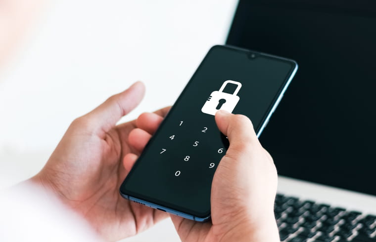 スマートフォンのロック画面に表示された鍵のアイコンとパスコード入力画面